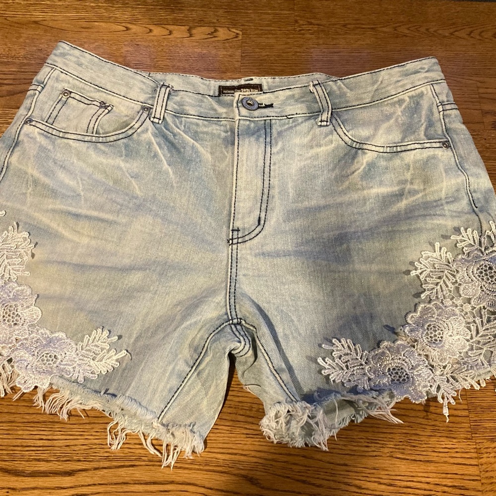 Premium Denim Dagu’s vintage denim short with lace details
